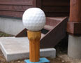 丸太を加工したゴルフボール
