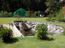 周囲を石で固めた池
