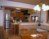 台所は広く取りアイランドキッチン、食品庫と収納をたっぷり